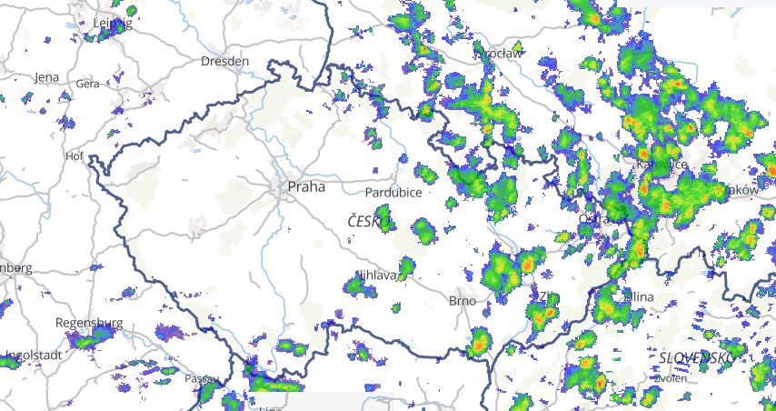 Sledovali jsme on-line: Na východě republiky se objevily bouřky, ojediněle i s kroupami