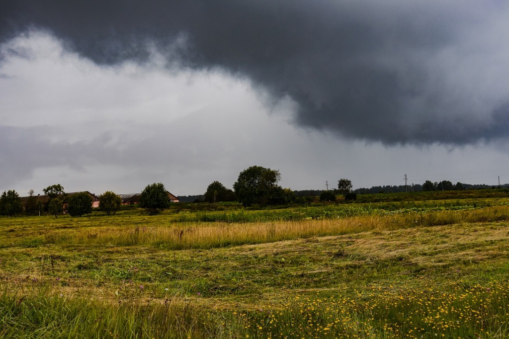 Středa s deštěm nebo přeháňkami, na východě ojediněle i s bouřkami