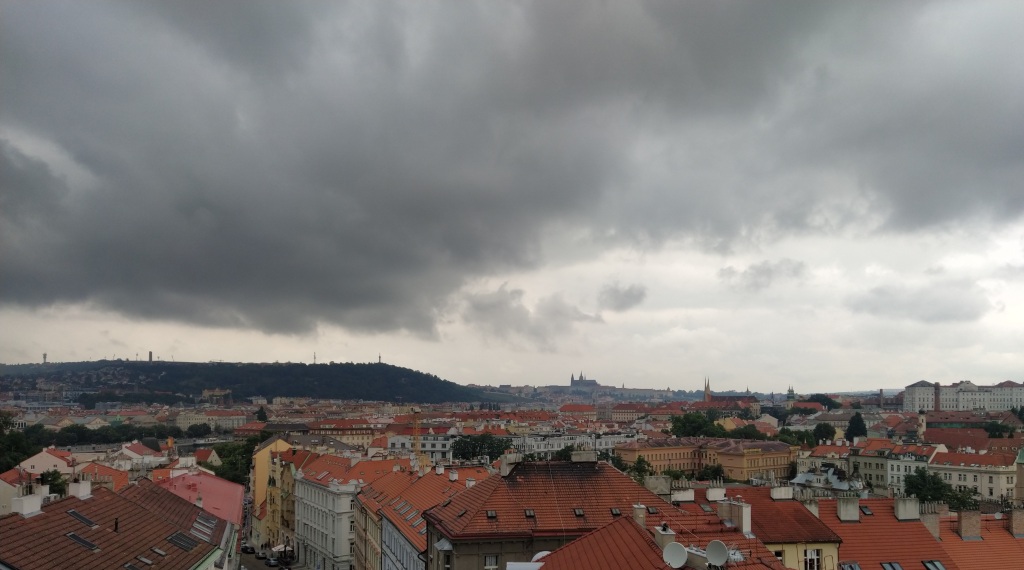 V úterý bude polojasno, místy přeháňky a bouřky