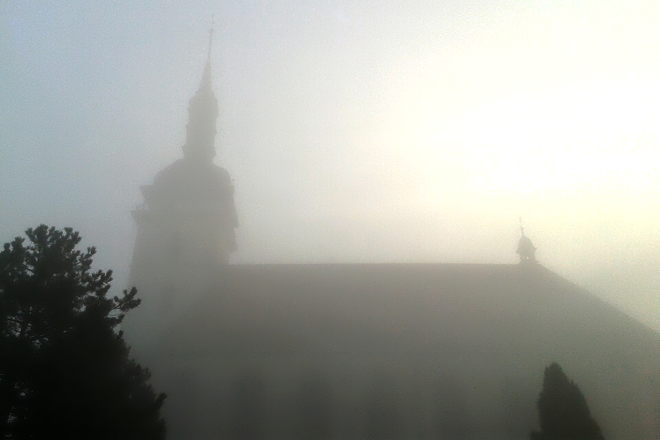 V sobotu skoro jasno až polojasno, ráno místy mlhy