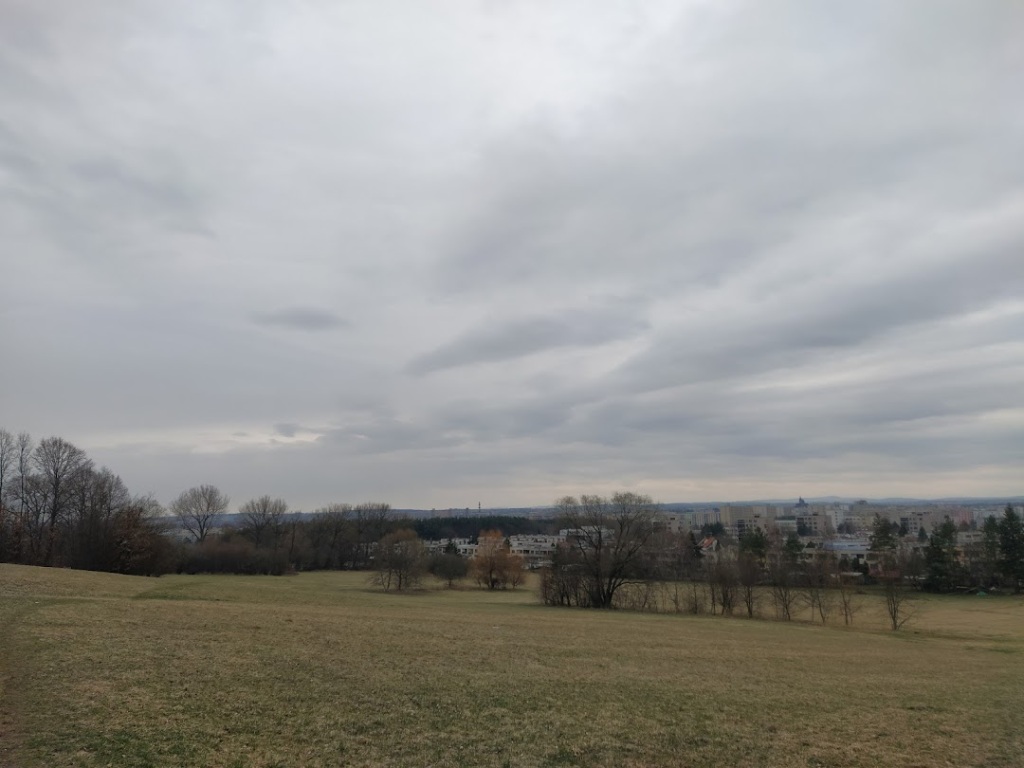 Ve středu oblačno, na východě později přeháňky