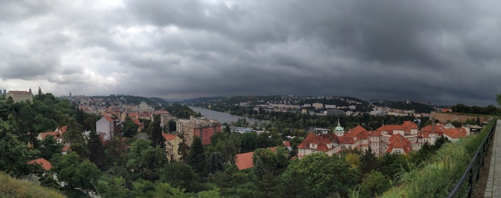 V neděli zataženo s deštěm, na východě i bouřkami