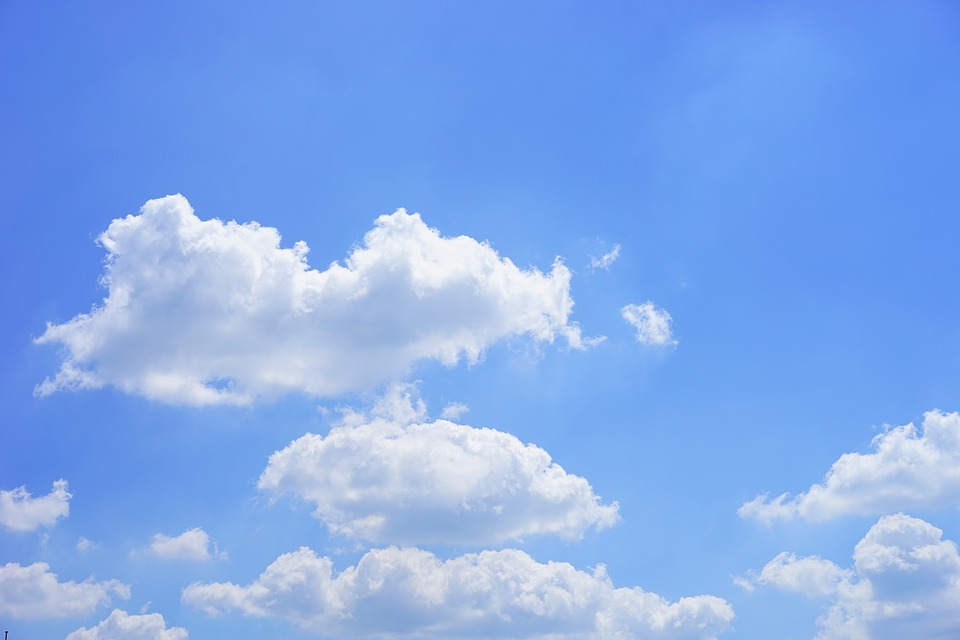 Ve čtvrtek teploty kolem 15 °C, na severovýchodě ojedinělé přeháňky