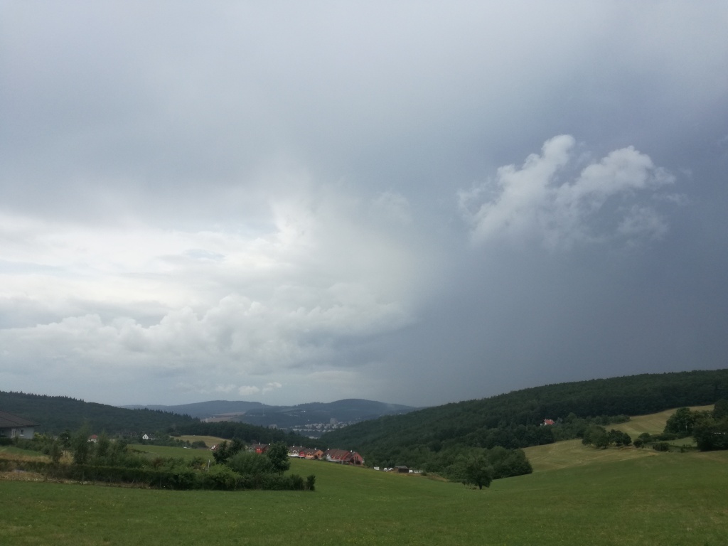 V sobotu zpočátku bouřky a více oblačnosti