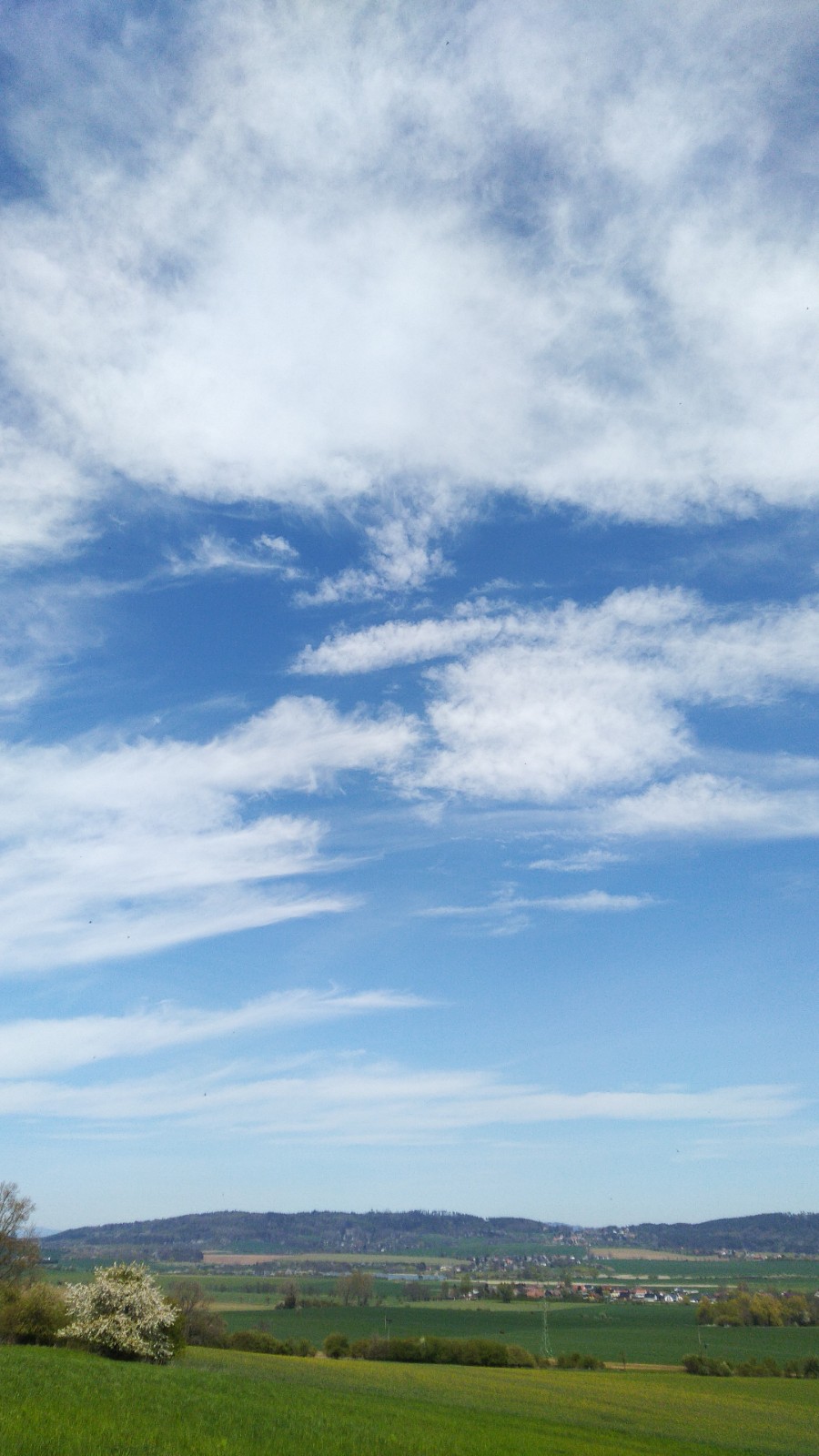 V neděli až kolem 35 °C, večer na západě možnost bouřek