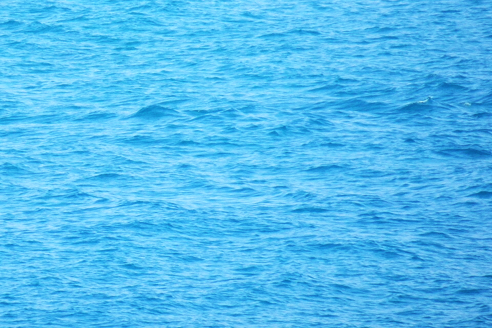Zničené domy i silnice. Tichomořský ráj zaskočilo vzedmutí oceánu