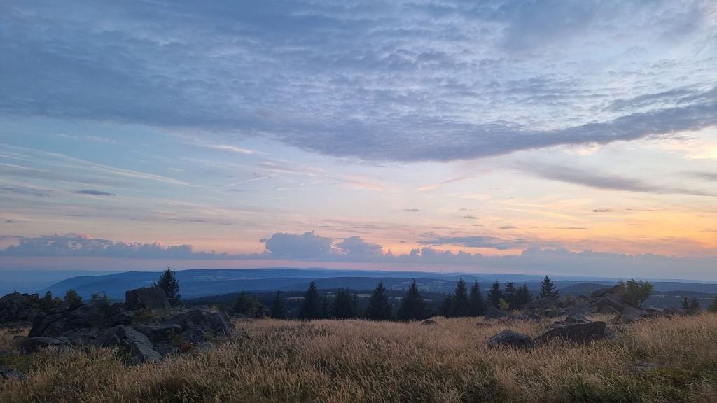 V pondělí méně oblačnosti, kolem 20 °C