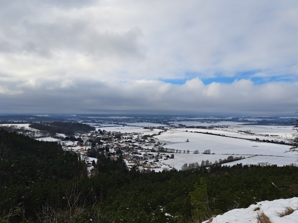 V neděli kolem 5 °C, od západu sněžení a déšť
