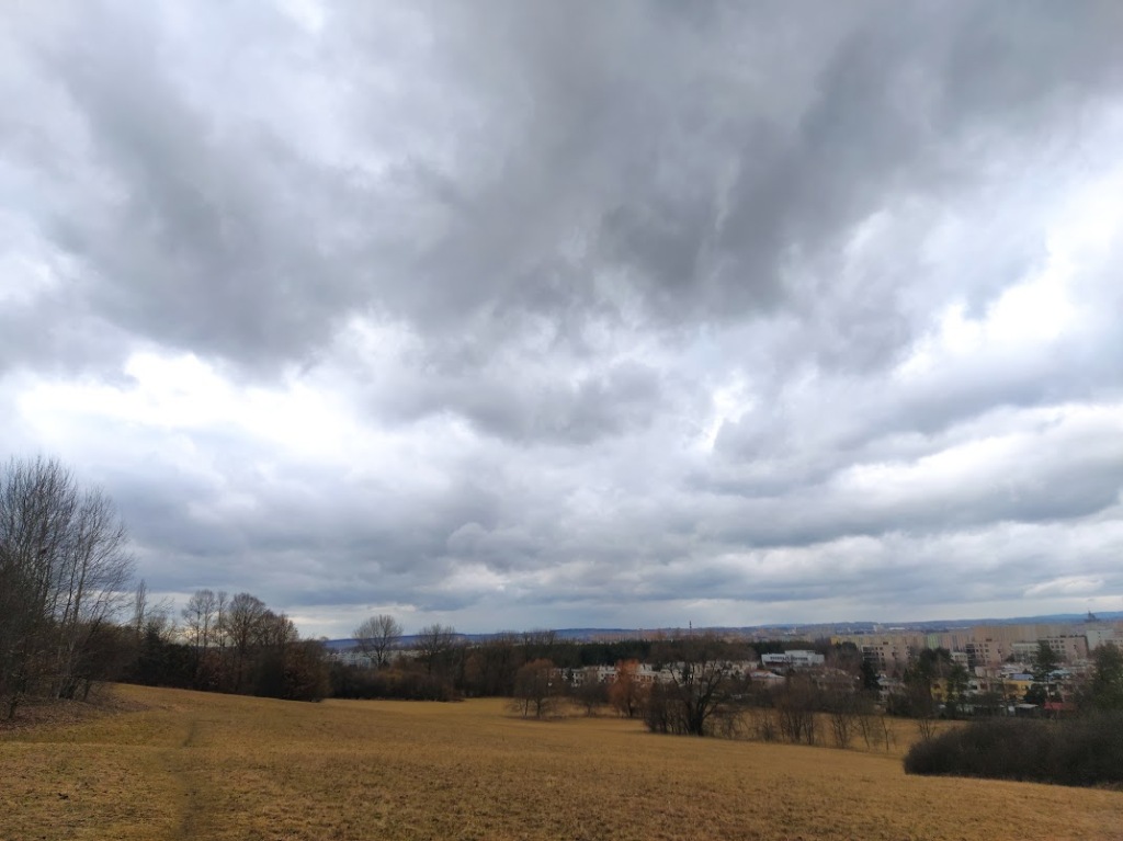 Ve čtvrtek na východě i polojasno, od západu déšť