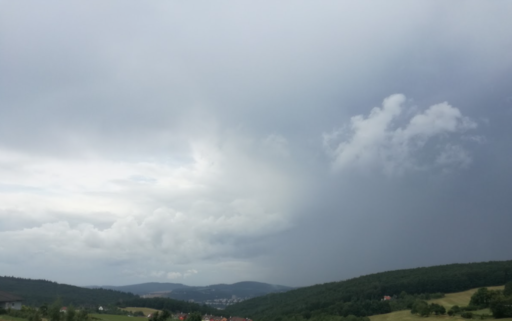 V pondělí zpočátku déšť, v Čechách i zabouří