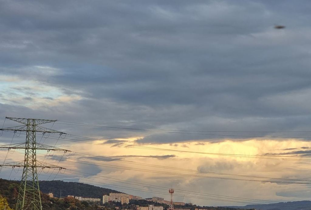 V neděli v jihovýchodní polovině republiky postupně zaprší