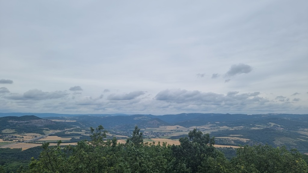 V pondělí méně srážek, oblačnosti ale stále hodně