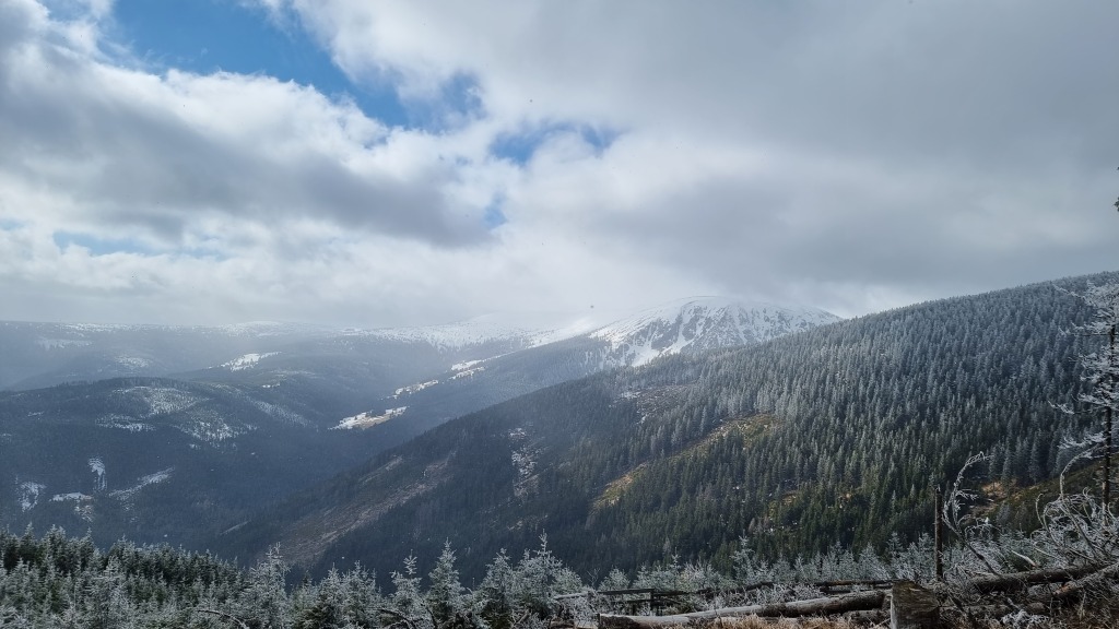 V úterý místy přeháňky, nad 500 m sněhové