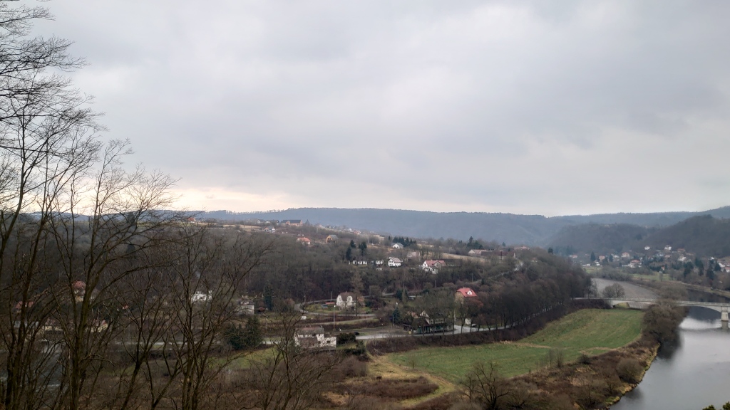 Ve středu od západu místy déšť, na východě polojasno