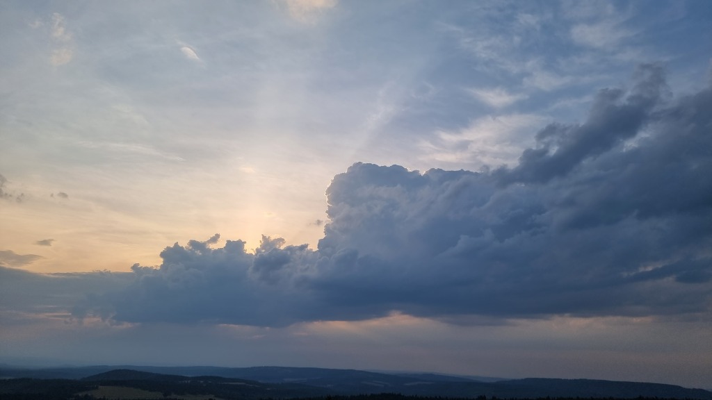 Ve středu na východě doznívající déšť, v Čechách slunečno