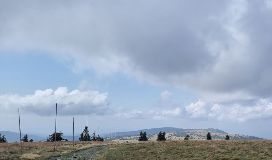 I ve čtvrtek zpočátku zataženo, odpoledne a večer většinou polojasno až jasno