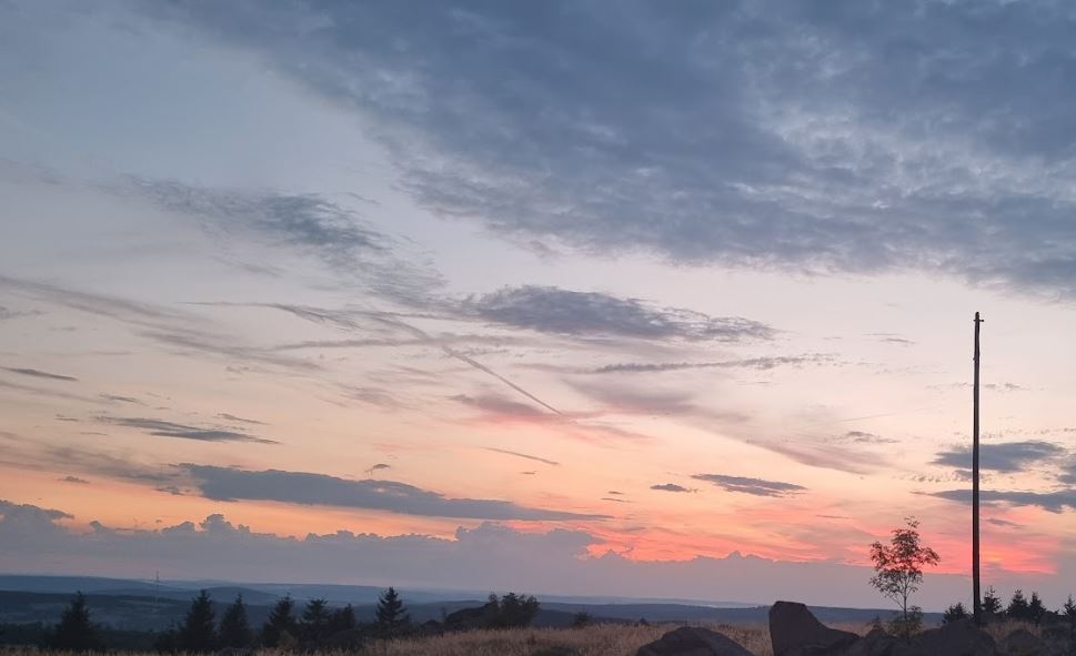 Ve středu většinou polojasno, odpoledne až 15 °C