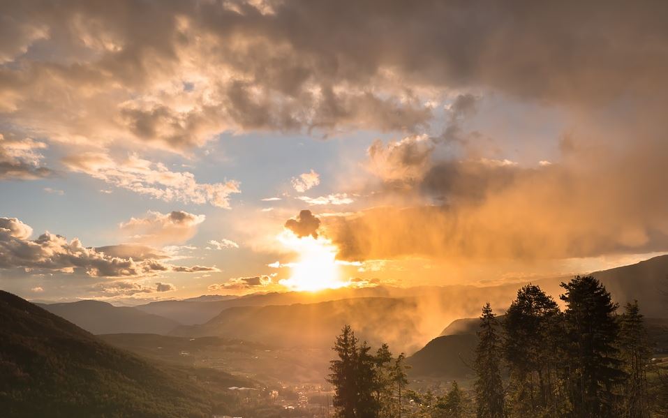 V úterý proměnlivá oblačnost s přeháňkami, teploty kolem 14 °C