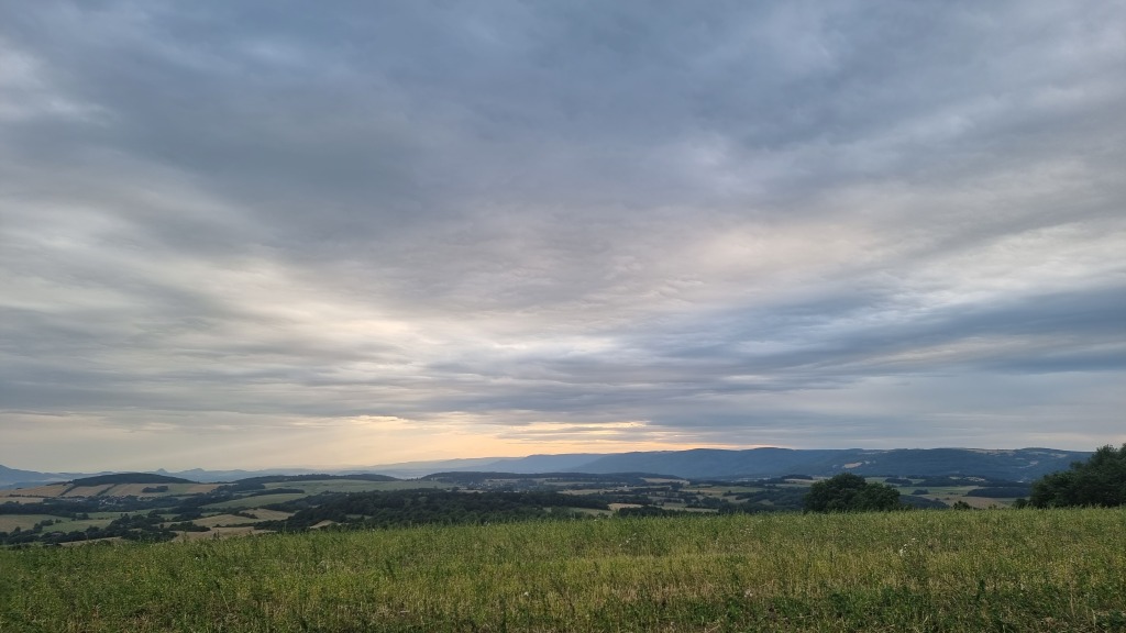 Ve středu od západu místy déšť