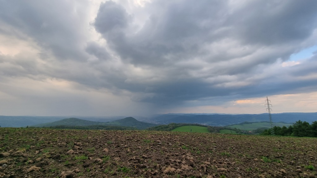 V úterý od jihu déšť, přeháňky a bouřky