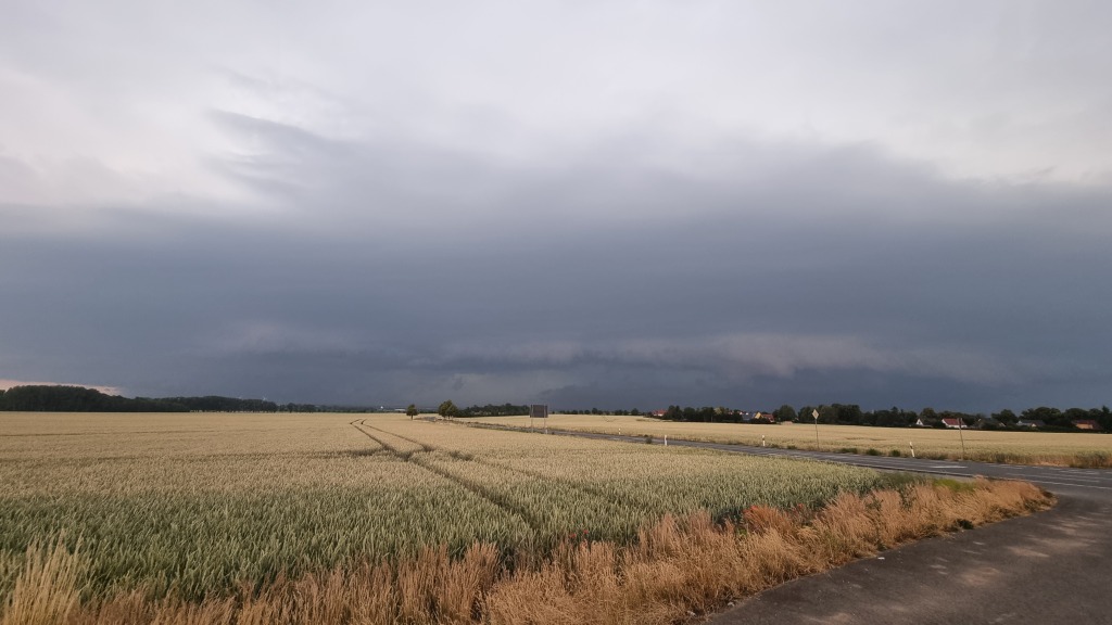 V nedělí hrozí silné bouřky, na východě bude větrno