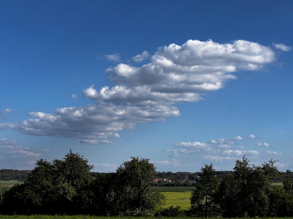 V sobotu bude většinou polojasno, odpoledne místy přeháňky