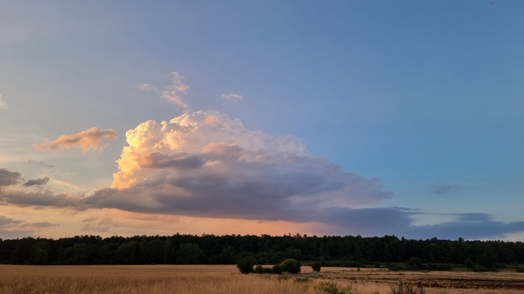 Ve čtvrtek polojasno s přeháňkami na severozápadě a okolo 20 °C