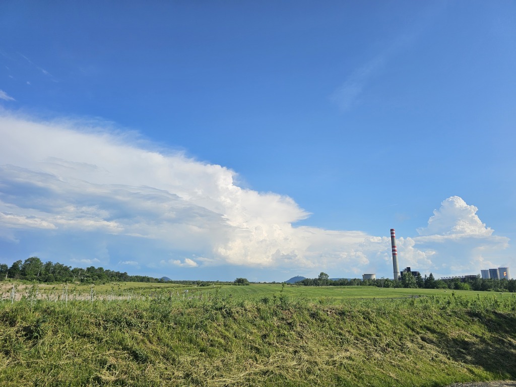 V úterý se dále oteplí, naměříme většinou přes 30 °C