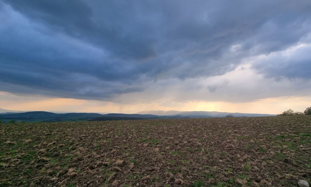 V úterý jen přechodně polojasno, večer na severu déšť